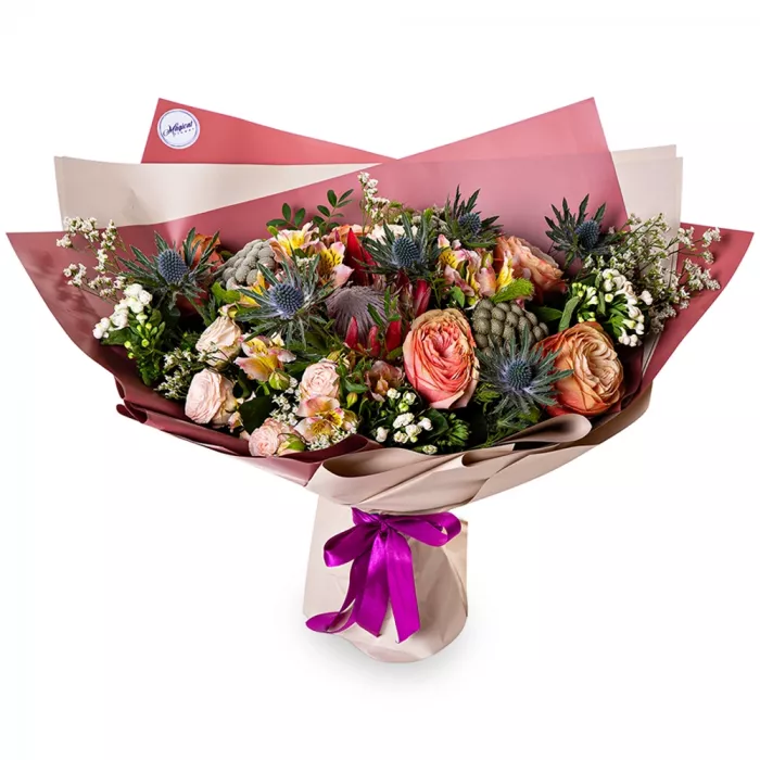 Букет с розами, протеей и брунией