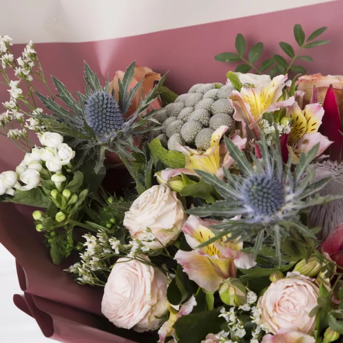Букет с розами, протеей и брунией