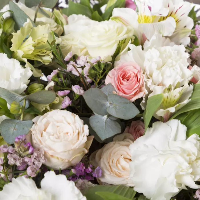 Букет с розами, альстромериями и гортензиями