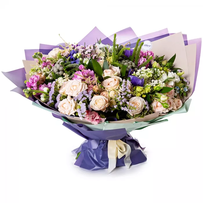 Букет из роз, эустомы и маттиолы