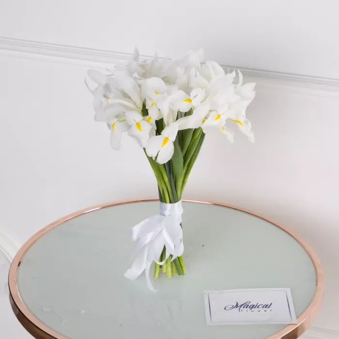 Букет из 15 белых ирисов