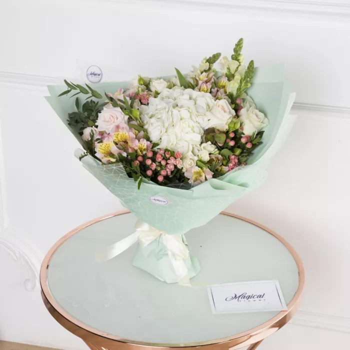 Букет из гортензии, кустовой розы и альстромерии