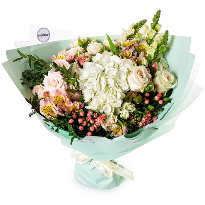 Букет из гортензии, кустовой розы и альстромерии