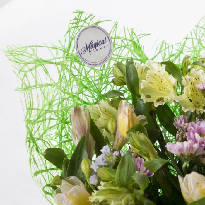 Букет из альстромерий и тюльпанов