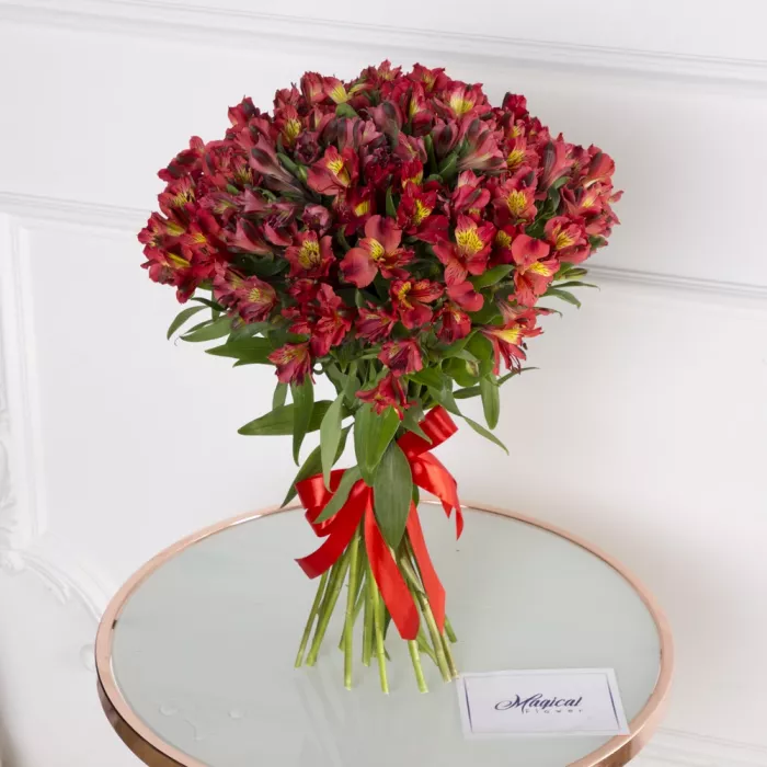 Букет из 35 красных альстромерий