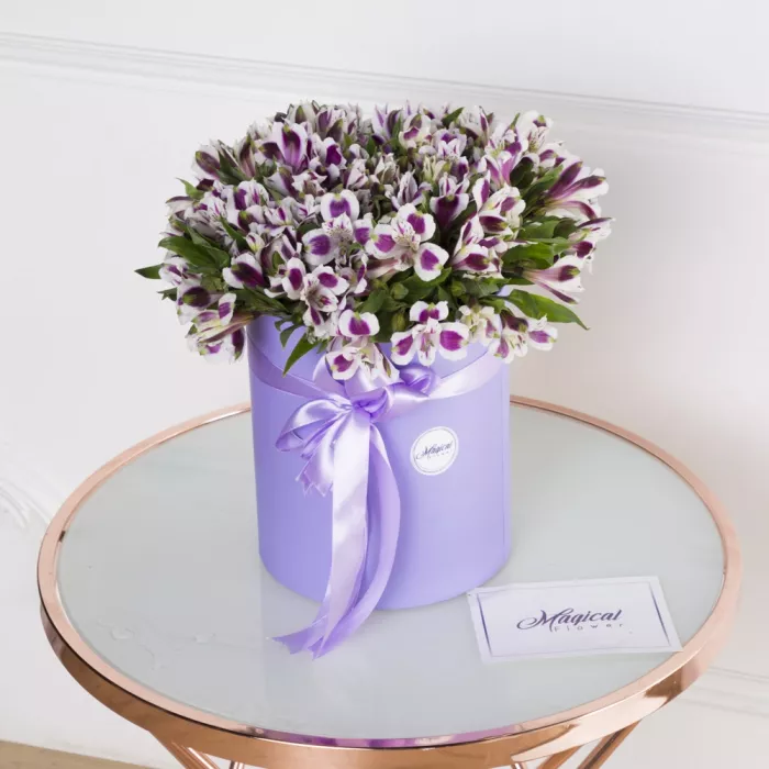 21 альстромерия в шляпной коробке