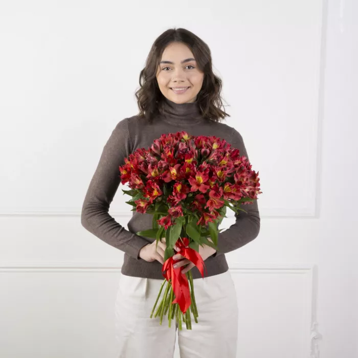 Букет из 35 красных альстромерий