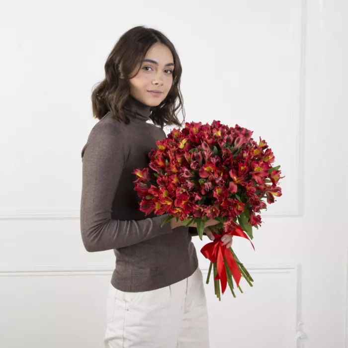 Букет из 35 красных альстромерий