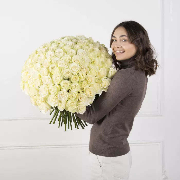 101 белая роза Эквадор 70 см