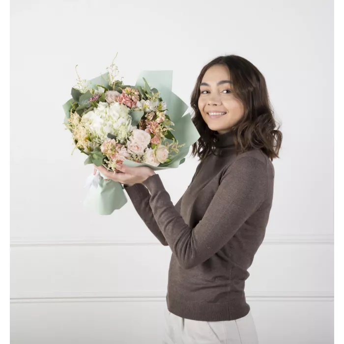 Букет с гортензией, кустовой розой и маттиолой