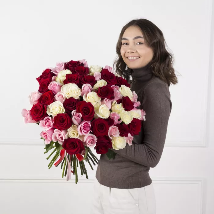 75 разноцветных роз Эквадор 70 см