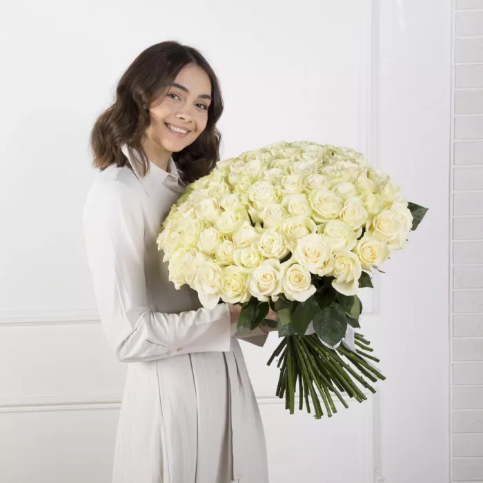 75 белых роз Эквадор 70 см