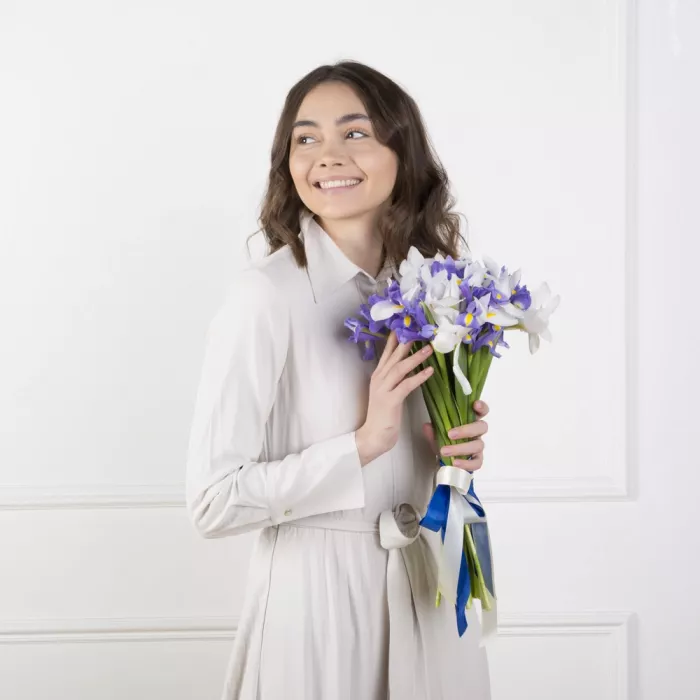 Букет из 11 разноцветных ирисов