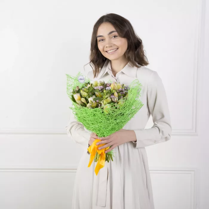 Букет из альстромерий и тюльпанов