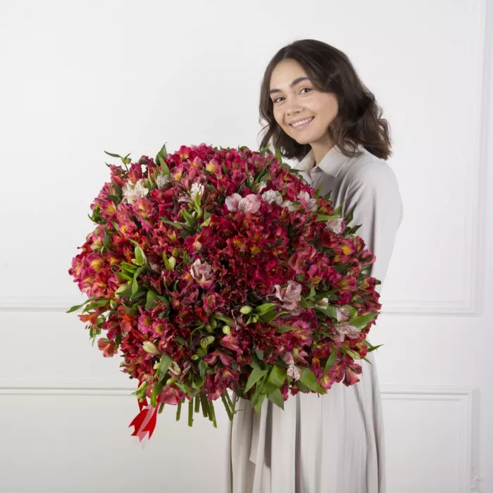 Букет из 101 разноцветной альстромерии