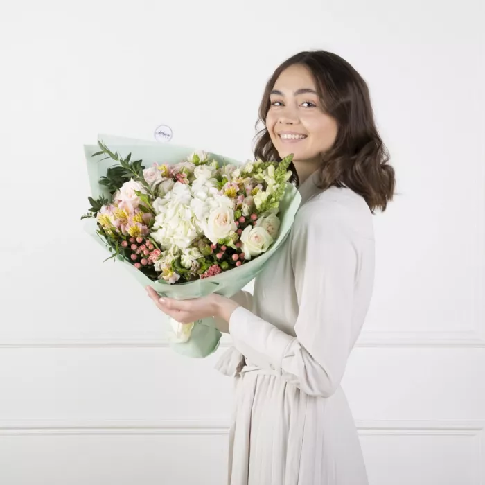 Букет из гортензии, кустовой розы и альстромерии