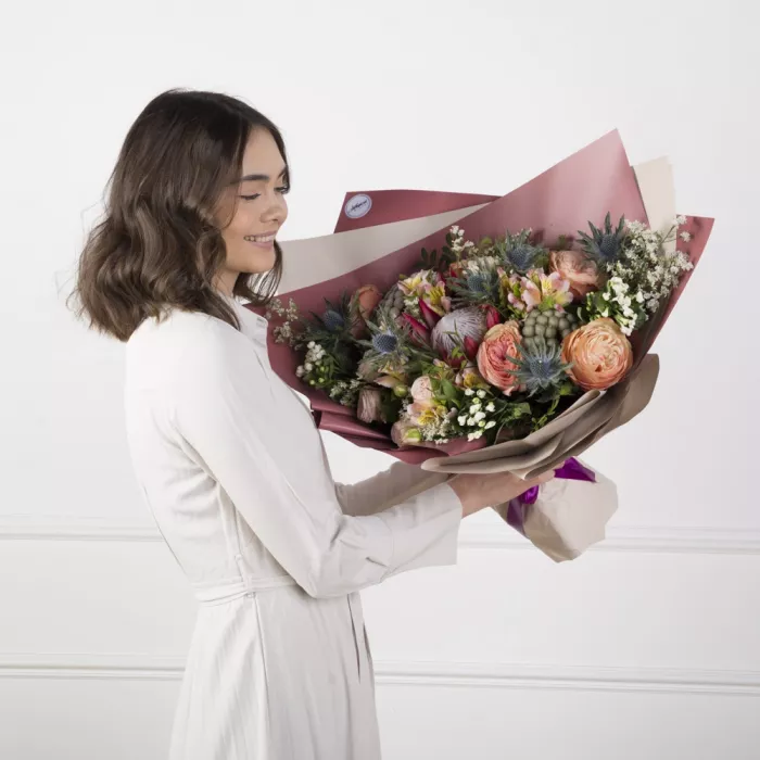 Букет с розами, протеей и брунией