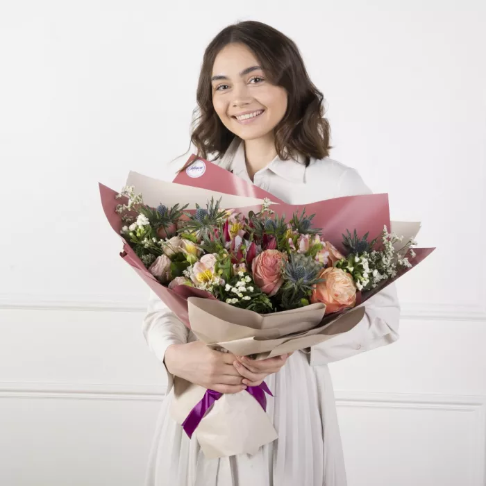 Букет с розами, протеей и брунией