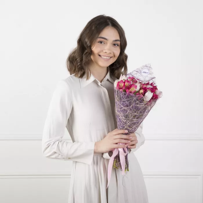 Букет с белыми тюльпанами и альстромерией