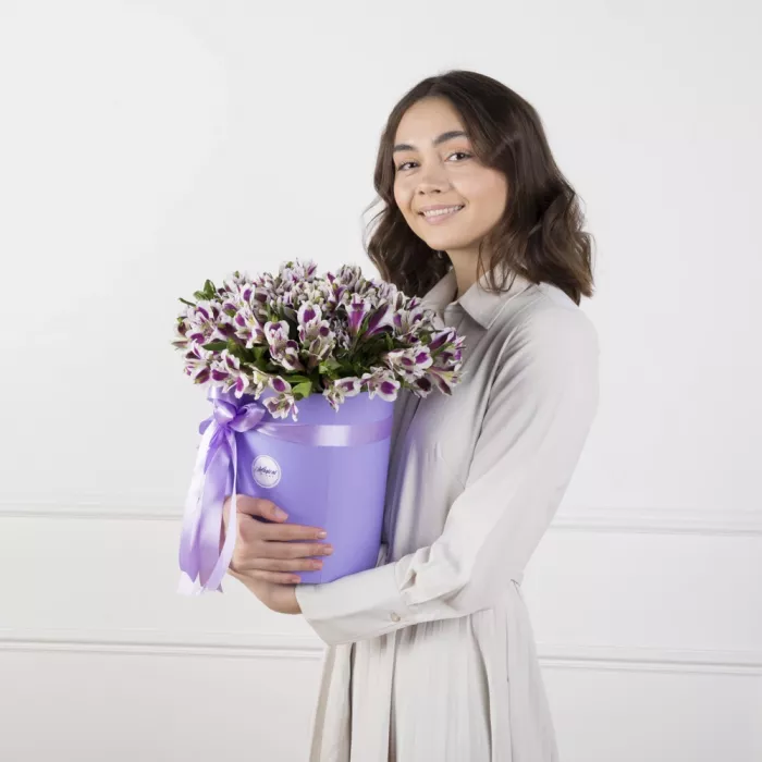 21 альстромерия в шляпной коробке