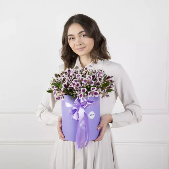 21 альстромерия в шляпной коробке