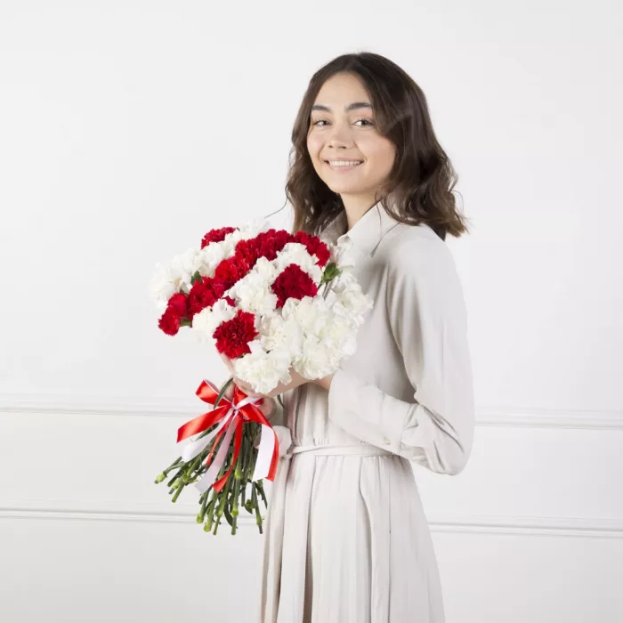 27 красно-белых гвоздик