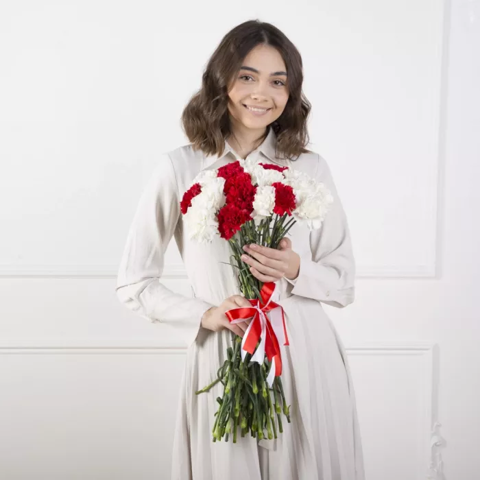 27 красно-белых гвоздик