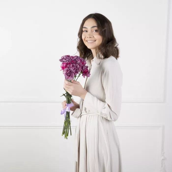 11 фиолетовых гвоздик