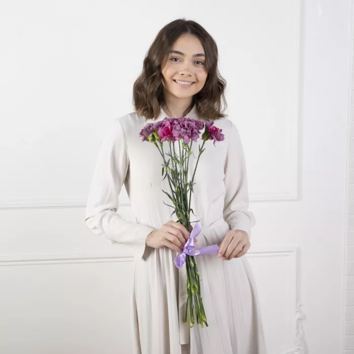 11 фиолетовых гвоздик