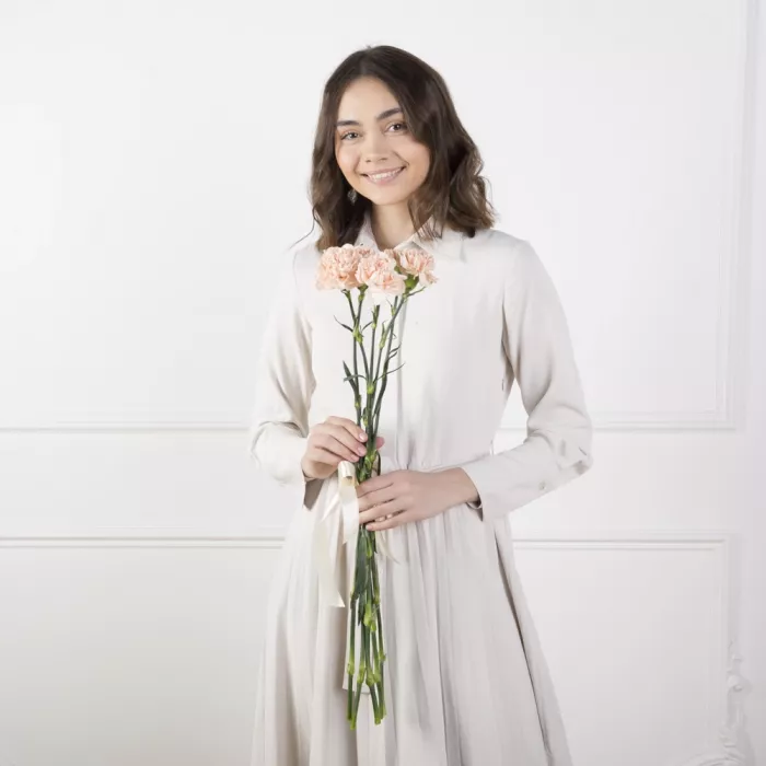 5 кремовых гвоздик