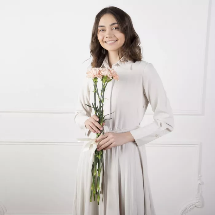 7 кремовых гвоздик