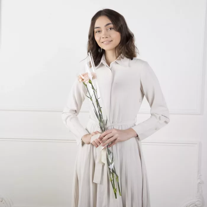 3 кремовые гвоздики