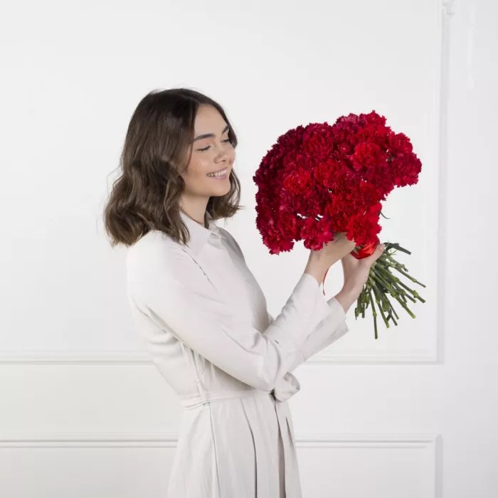 35 красных гвоздик