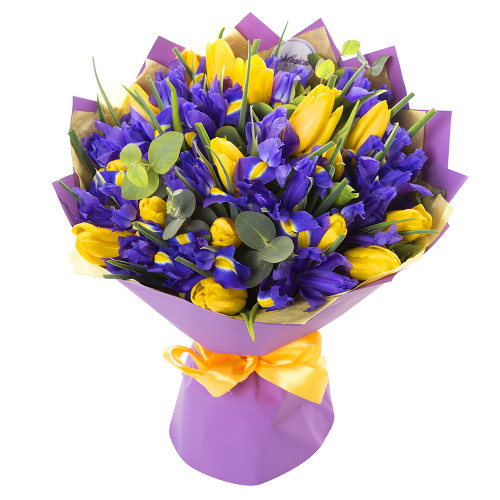 Букет из свежих цветов тюльпанов, ирисов и эвкалипта