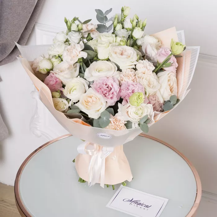 Букет из роз, гвоздик и ранункулюсов