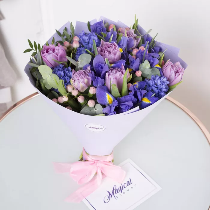 Букет из тюльпанов, ириса и гиперикума