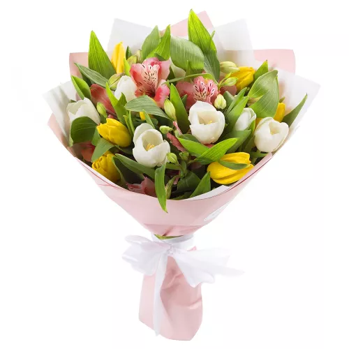 Нежный букетик из белых тюльпанов и альстромерий