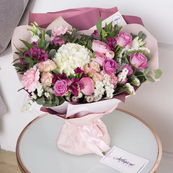 Букет из роз, гвоздик, ранункулюсов и гортензии Букет из роз, гвоздик, ранункулюсов и гортензии