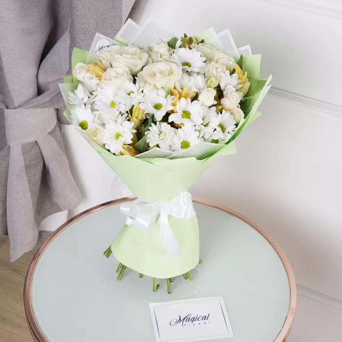 Букет из роз, хризантем и альстромерий