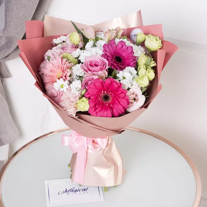 Букет из гербер, роз альстромерий и хризантем