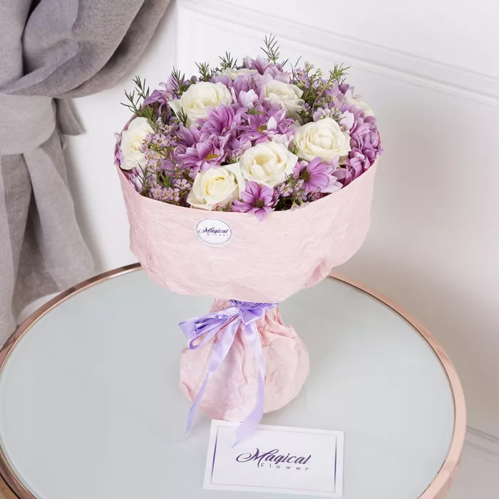 Букет из роз и кустовых хризантем