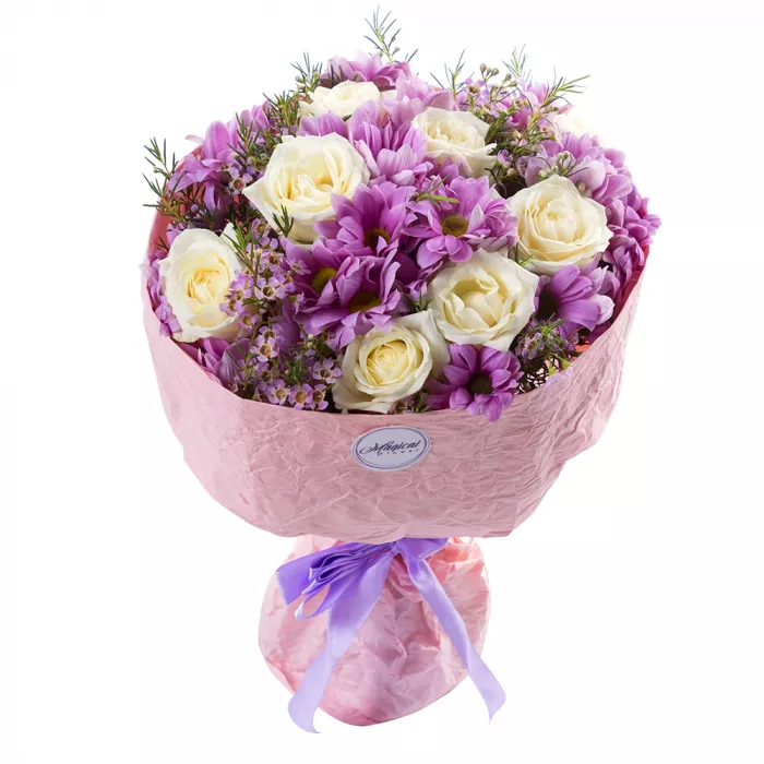 Букет из роз и кустовых хризантем