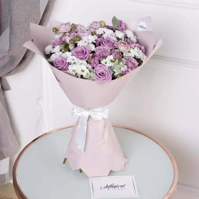 Букет из кустовой хризантемы и роз