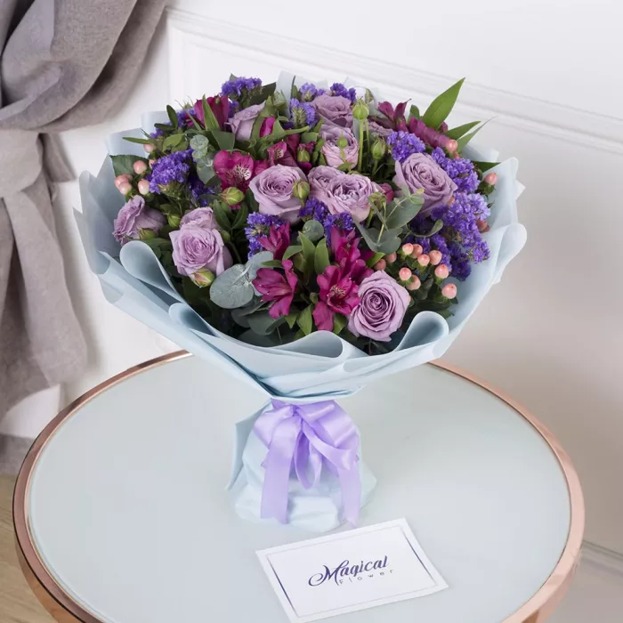 Букет из роз, альстромерий и эвкалипта