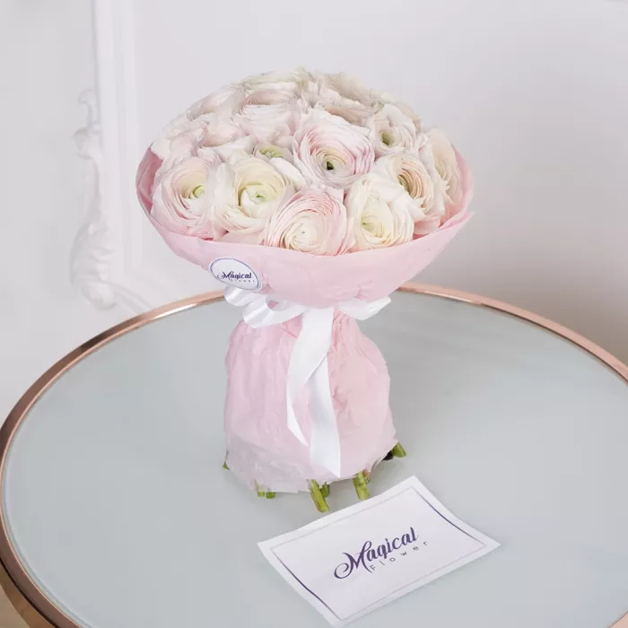 Букет из 21 бело-розового ранункулюса