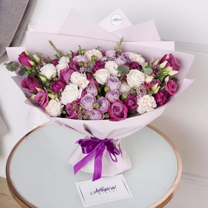 Букет из роз, гвоздик и эустом Букет из роз, гвоздик и эустом