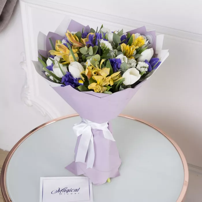 Букет из тюльпанов, альстромерий и ириса Букет из тюльпанов, альстромерий и ириса
