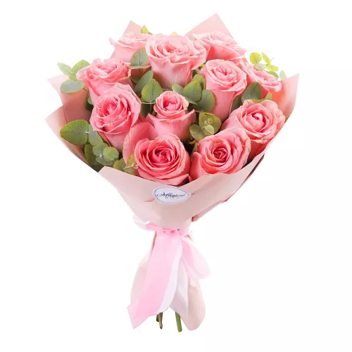 Букет на 8 марта из 11 розовых роз с эвкалиптом