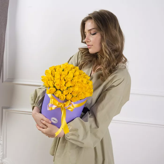 51 желтая роза в шляпной коробке