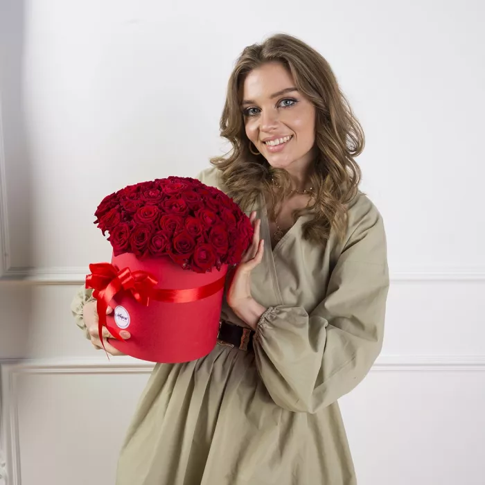 51 красная роза в шляпной коробке